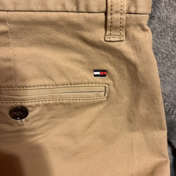 Tommy Hilfiger khaki shorts size 30/9”. NWOT - Picture 6 of 6